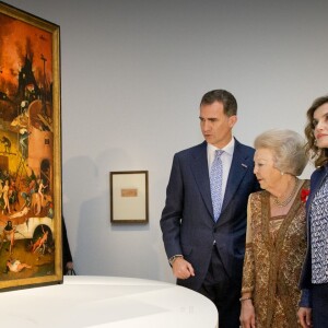 Le roi Felipe VI, la reine Letizia d'Espagne et la princesse Beatrix des Pays-Bas ont inauguré l'exposition "El Bosco" consacrée au peintre Jérôme Bosch au musée du Prado à Madrid, le 30 mai 2016.