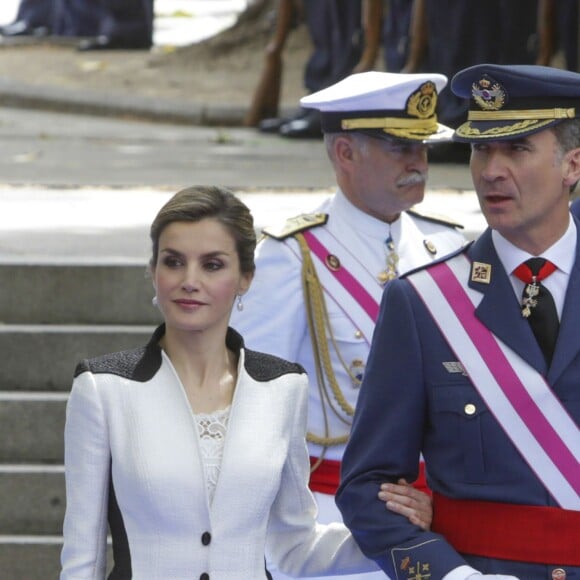 Le roi Felipe VI et la reine Letizia d'Espagne lors de la journée nationale des forces armées à Madrid le 28 mai 2016.