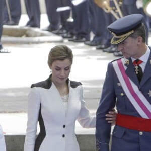 Le roi Felipe VI et la reine Letizia d'Espagne lors de la journée nationale des forces armées à Madrid le 28 mai 2016.