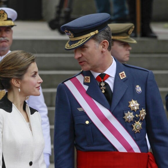 Le roi Felipe VI et la reine Letizia d'Espagne lors de la journée nationale des forces armées à Madrid le 28 mai 2016.