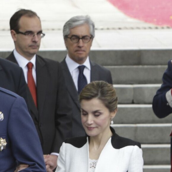 Le roi Felipe VI et la reine Letizia d'Espagne lors de la journée nationale des forces armées à Madrid le 28 mai 2016.