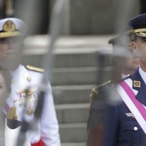 Le roi Felipe VI et la reine Letizia d'Espagne lors de la journée nationale des forces armées à Madrid le 28 mai 2016.