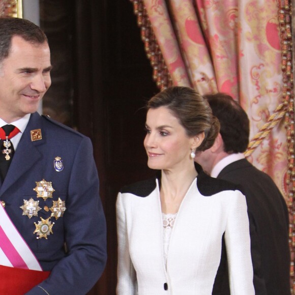 Le roi Felipe VI et la reine Letizia d'Espagne lors de la journée nationale des forces armées à Madrid le 28 mai 2016.