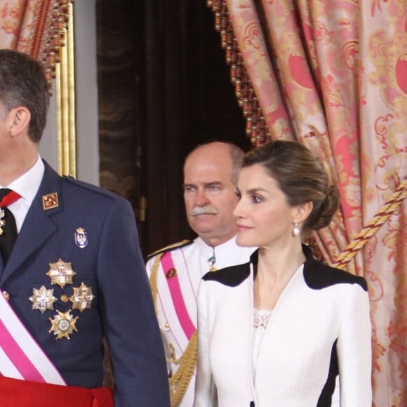 Le roi Felipe VI et la reine Letizia d'Espagne lors de la journée nationale des forces armées à Madrid le 28 mai 2016.