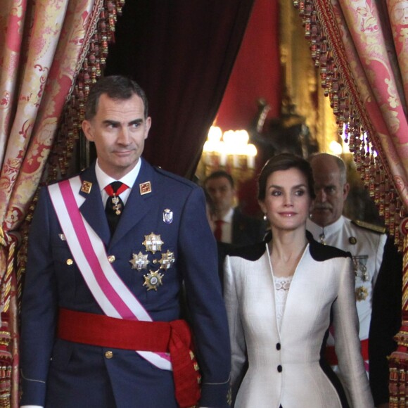 Le roi Felipe VI et la reine Letizia d'Espagne lors de la journée nationale des forces armées à Madrid le 28 mai 2016.