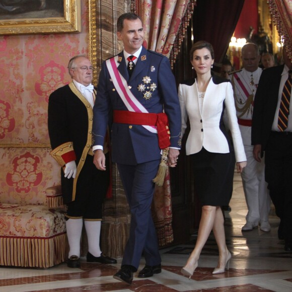 Le roi Felipe VI et la reine Letizia d'Espagne lors de la journée nationale des forces armées à Madrid le 28 mai 2016.