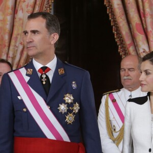 Le roi Felipe VI et la reine Letizia d'Espagne lors de la journée nationale des forces armées à Madrid le 28 mai 2016.