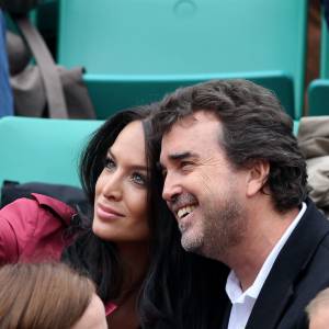 Arnaud Lagardère et sa femme Jade Foret, complices - People dans les tribunes des internationaux de France de tennis à Roland Garros le 1er juin 2016. © Dominique Jacovides / Bestimage
