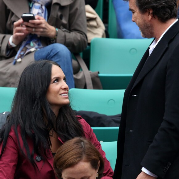 Arnaud Lagardère et sa femme Jade Foret - People dans les tribunes des internationaux de France de tennis à Roland Garros le 1er juin 2016. © Dominique Jacovides / Bestimage Please hide children's face prior to the publication - Celebs at French Open Roland Garros on June 1st, 201601/06/2016 - Paris