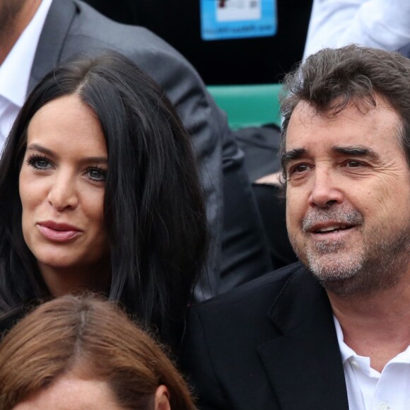 Arnaud Lagardère et sa femme Jade Foret - People dans les tribunes des internationaux de France de tennis à Roland Garros le 1er juin 2016. © Dominique Jacovides / Bestimage