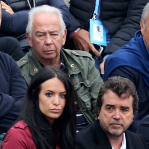 Arnaud Lagardère et sa femme Jade Foret - People dans les tribunes des internationaux de France de tennis à Roland Garros le 1er juin 2016. © Dominique Jacovides / Bestimage Please hide children's face prior to the publication - Celebs at French Open Roland Garros on June 1st, 201601/06/2016 - Paris