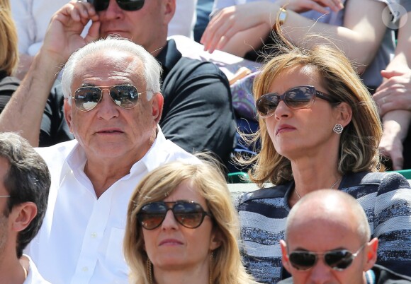 Dominique Strauss Kahn et sa compagne Myriam L'Aouffir dans les tribunes des Internationaux de France de tennis de Roland Garros le 30 mai 2015.