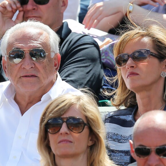 Dominique Strauss Kahn et sa compagne Myriam L'Aouffir dans les tribunes des Internationaux de France de tennis de Roland Garros le 30 mai 2015.
