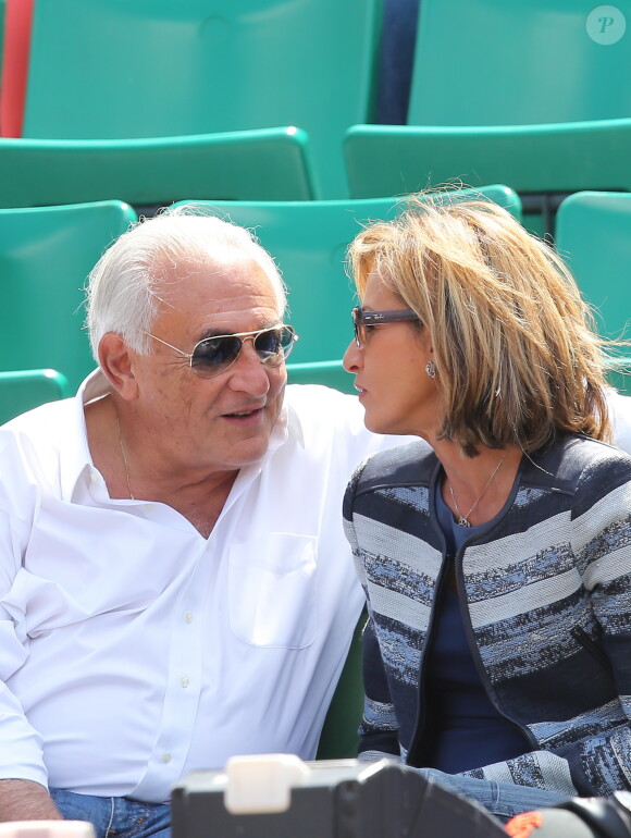 Dominique Strauss Kahn et sa compagne Myriam L'Aouffir dans les tribunes des Internationaux de France de tennis de Roland Garros le 30 mai 2015.