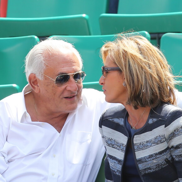 Dominique Strauss Kahn et sa compagne Myriam L'Aouffir dans les tribunes des Internationaux de France de tennis de Roland Garros le 30 mai 2015.