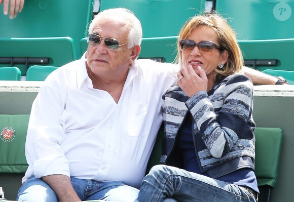 Dominique Strauss Kahn et sa compagne Myriam L'Aouffir dans les tribunes des Internationaux de France de tennis de Roland Garros le 30 mai 2015.