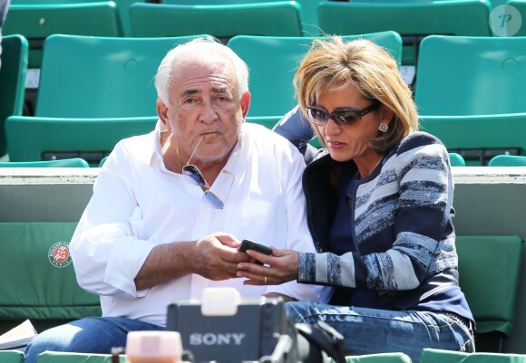 Dominique Strauss Kahn et sa compagne Myriam L'Aouffir dans les tribunes des Internationaux de France de tennis de Roland Garros le 30 mai 2015.