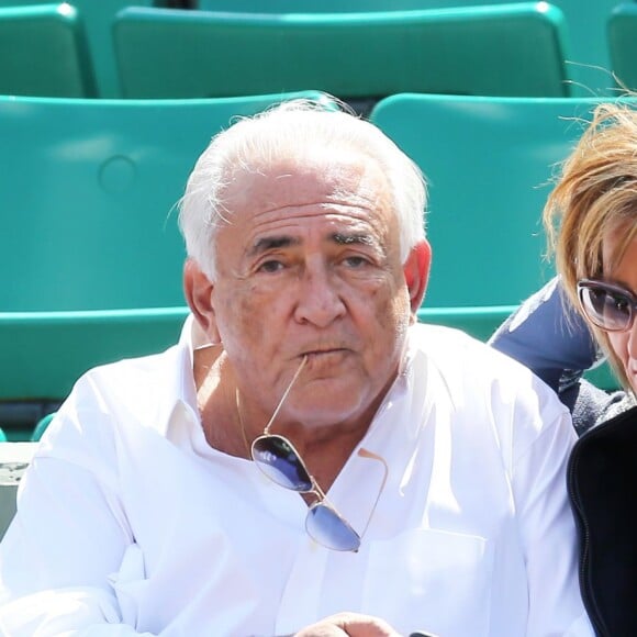 Dominique Strauss Kahn et sa compagne Myriam L'Aouffir dans les tribunes des Internationaux de France de tennis de Roland Garros le 30 mai 2015.