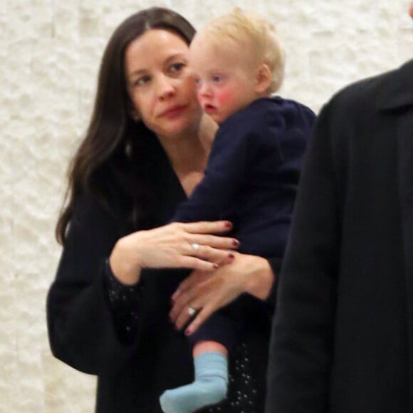 Exclusif - Liv Tyler (enceinte) arrive à New York avec ses deux fils Sailor et Milo le 3 avril 2016. Elle porte Sailor dans ses bras tandis que Milo joue avec la poussette. Merci de masquer le visage des enfants à la parution 03/04/2016 - New York