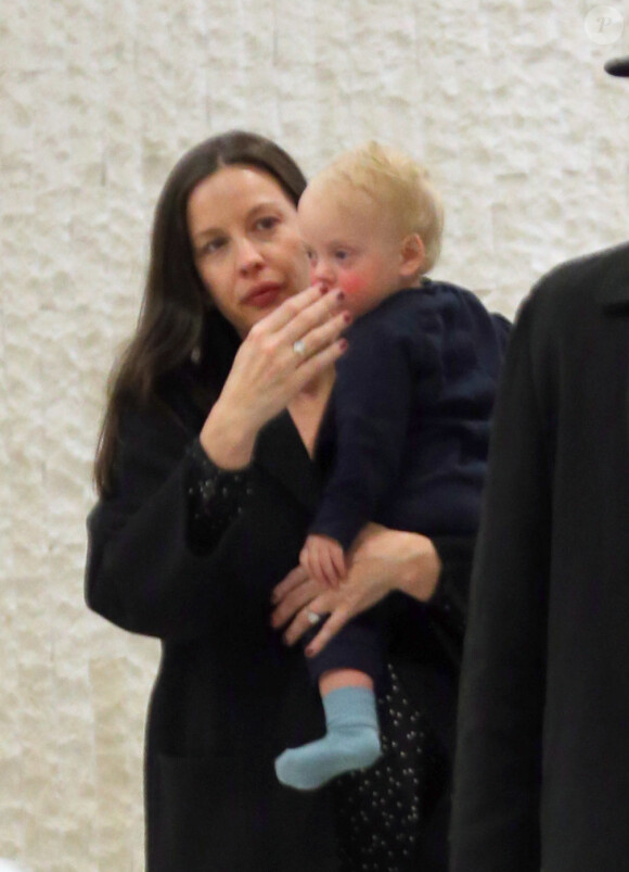 Exclusif - Liv Tyler (enceinte) arrive à New York avec ses deux fils Sailor et Milo le 3 avril 2016. Elle porte Sailor dans ses bras tandis que Milo joue avec la poussette. Merci de masquer le visage des enfants à la parution 03/04/2016 - New York