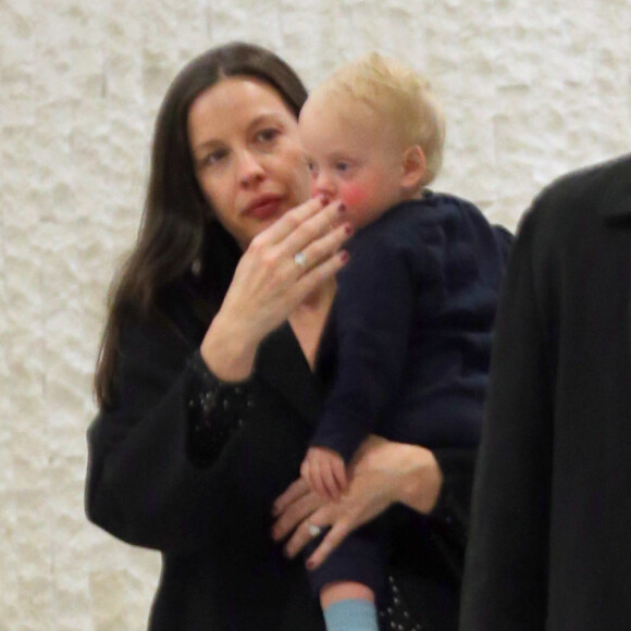 Exclusif - Liv Tyler (enceinte) arrive à New York avec ses deux fils Sailor et Milo le 3 avril 2016. Elle porte Sailor dans ses bras tandis que Milo joue avec la poussette. Merci de masquer le visage des enfants à la parution 03/04/2016 - New York