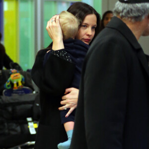 Exclusif - Liv Tyler (enceinte) arrive à New York avec ses deux fils Sailor et Milo le 3 avril 2016. Elle porte Sailor dans ses bras tandis que Milo joue avec la poussette. Merci de masquer le visage des enfants à la parution 03/04/2016 - New York