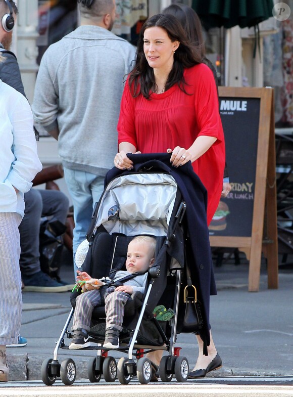 Liv Tyler enceinte promène son fils Sailor en poussette dans le quartier de West Village à New York, le 19 mai 2016  Please hide children face prior publication Pregnant Liv Tyler was seen out pushing her son Sailor in his stroller in the West Village neighborhood of New York, New York, on May 19, 2016. Liv was dressed in a big red top and is pregnant with her third child.19/05/2016 - New York