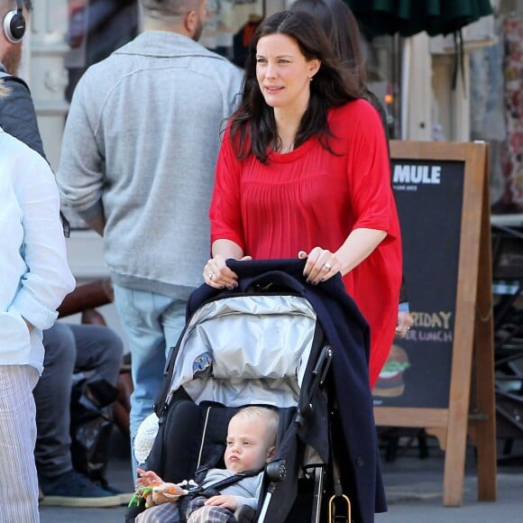 Liv Tyler enceinte promène son fils Sailor en poussette dans le quartier de West Village à New York, le 19 mai 2016  Please hide children face prior publication Pregnant Liv Tyler was seen out pushing her son Sailor in his stroller in the West Village neighborhood of New York, New York, on May 19, 2016. Liv was dressed in a big red top and is pregnant with her third child.19/05/2016 - New York