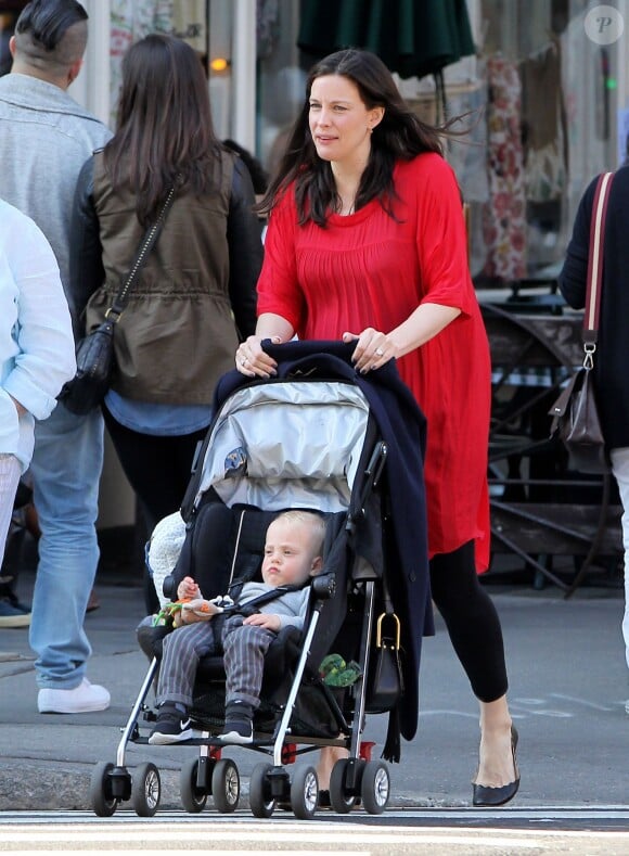 Liv Tyler enceinte promène son fils Sailor en poussette dans le quartier de West Village à New York, le 19 mai 2016  Please hide children face prior publication Pregnant Liv Tyler was seen out pushing her son Sailor in his stroller in the West Village neighborhood of New York, New York, on May 19, 2016. Liv was dressed in a big red top and is pregnant with her third child.19/05/2016 - New York