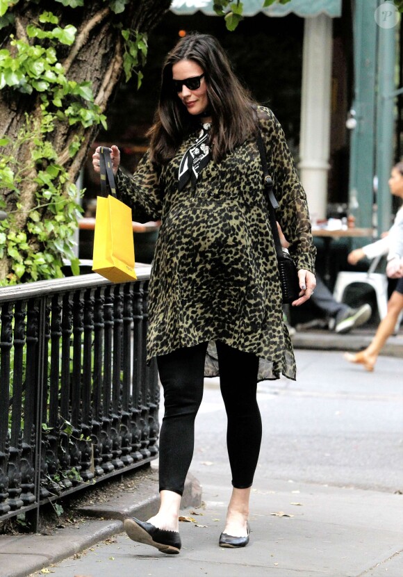 Liv Tyler, enceinte, dans la rue à New York le 23 mai 2016.  Pregnant Liv Tyler was seen out and about by herself in New York City, New York on May 23, 2016. Liv was walking through the West Village gently touching her baby bump and enjoying the day after some light shopping23/05/2016 - New York