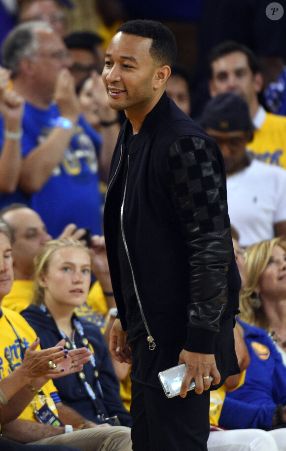 John Legend assiste au premier match de la finale NBA opposant les Golden State Warriors aux Cleveland Cavaliers à l'Oracle Arena. Oakland, le 2 juin 2016.