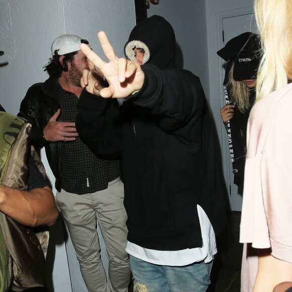 Peut-être un nouveau couple ? Rita Ora et Justin Bierber ont passé la soirée ensemble à Los Angeles, le 1er juin 2016. Ils ont d'abord été vu à la Kitchen 24et ensuite au Warwick nightclub à Hollywood. En sortant Justin Bieber s'est caché le visage avec sa capuche.