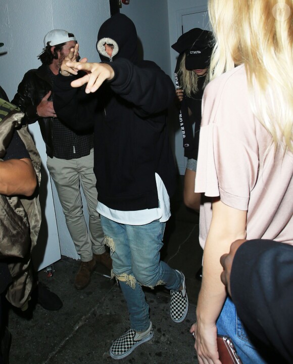 Peut-être un nouveau couple ? Rita Ora et Justin Bierber ont passé la soirée ensemble à Los Angeles, le 1er juin 2016. Ils ont d'abord été vu à la Kitchen 24et ensuite au Warwick nightclub à Hollywood. En sortant Justin Bieber s'est caché le visage avec sa capuche.
