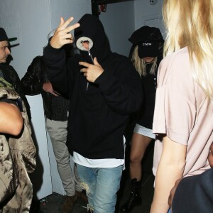 Peut-être un nouveau couple ? Rita Ora et Justin Bierber ont passé la soirée ensemble à Los Angeles, le 1er juin 2016. Ils ont d'abord été vu à la Kitchen 24et ensuite au Warwick nightclub à Hollywood. En sortant Justin Bieber s'est caché le visage avec sa capuche.