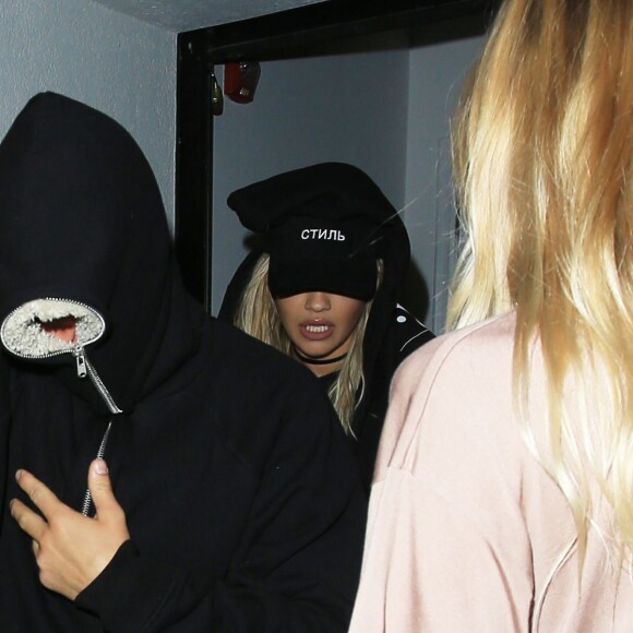 Peut-être un nouveau couple ? Rita Ora et Justin Bierber ont passé la soirée ensemble à Los Angeles, le 1er juin 2016. Ils ont d'abord été vu à la Kitchen 24et ensuite au Warwick nightclub à Hollywood. En sortant Justin Bieber s'est caché le visage avec sa capuche.