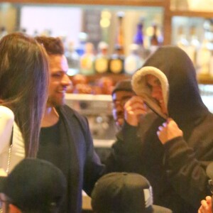 Justin Bieber et Rita Ora mangent un morceau au restaurant Kitchen 24 après avoir passé la soirée au club Warwick. Los Angeles, le 2 juin 2016