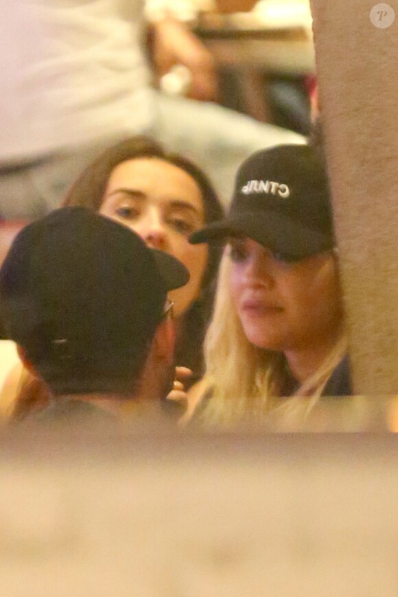 Justin Bieber et Rita Ora mangent un morceau au restaurant Kitchen 24 après avoir passé la soirée au club Warwick. Los Angeles, le 2 juin 2016