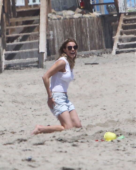 Exclusif - LeAnn Rimes et son mari Eddie Cibrian organisent un BBQ avec des amis sur une plage à Malibu, le 2 juin 2016