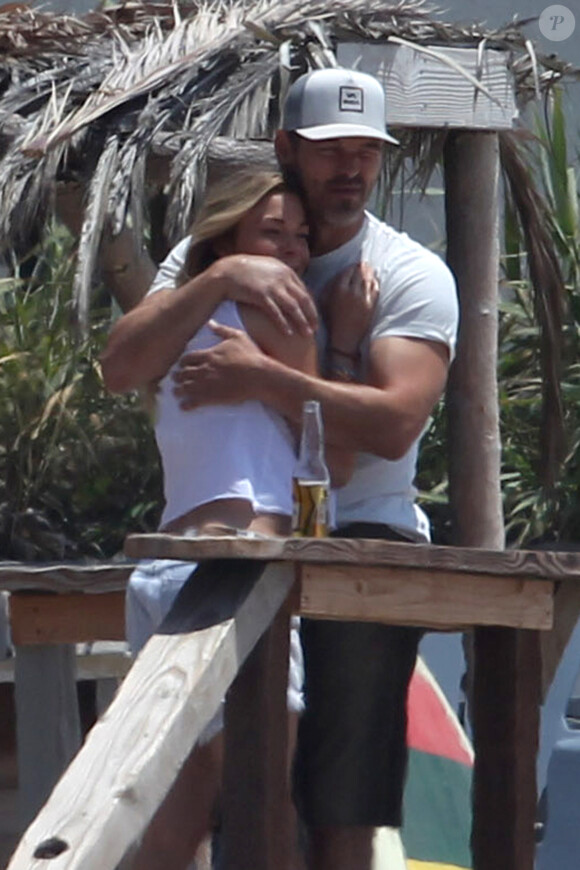 Exclusif - LeAnn Rimes et son mari Eddie Cibrian organisent un BBQ avec des amis sur une plage à Malibu, le 2 juin 2016