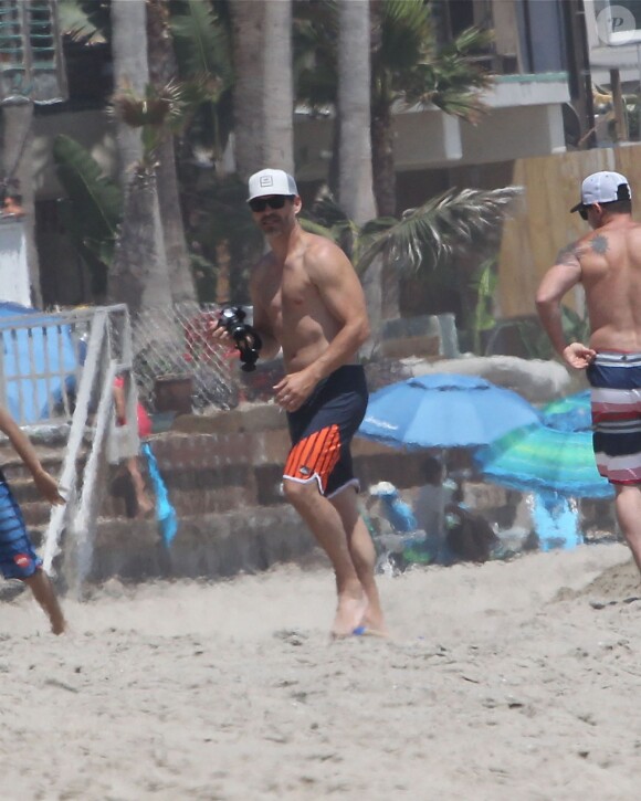 Exclusif - LeAnn Rimes et son mari Eddie Cibrian organisent un BBQ avec des amis sur une plage à Malibu, le 2 juin 2016
