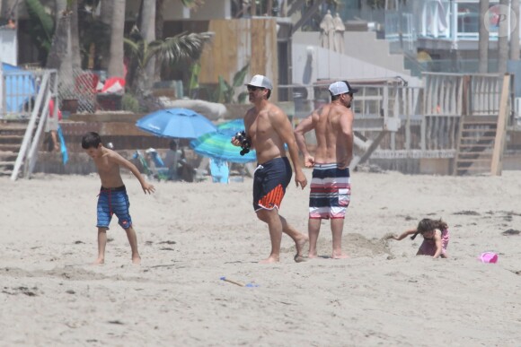 Exclusif - LeAnn Rimes et son mari Eddie Cibrian organisent un BBQ avec des amis sur une plage à Malibu, le 2 juin 2016