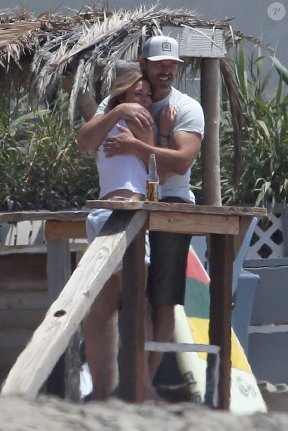 Exclusif - LeAnn Rimes et son mari Eddie Cibrian organisent un BBQ avec des amis sur une plage à Malibu, le 2 juin 2016