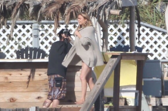 Exclusif - LeAnn Rimes et son mari Eddie Cibrian organisent un BBQ avec des amis sur une plage à Malibu, le 2 juin 2016