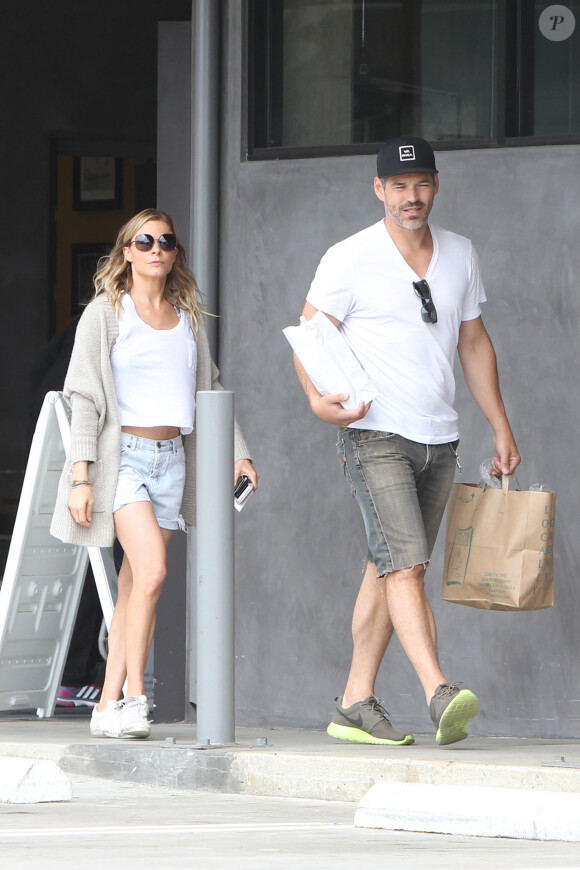 Exclusif - LeAnn Rimes et son mari Eddie Cibrian organisent un BBQ avec des amis sur une plage à Malibu, le 2 juin 2016