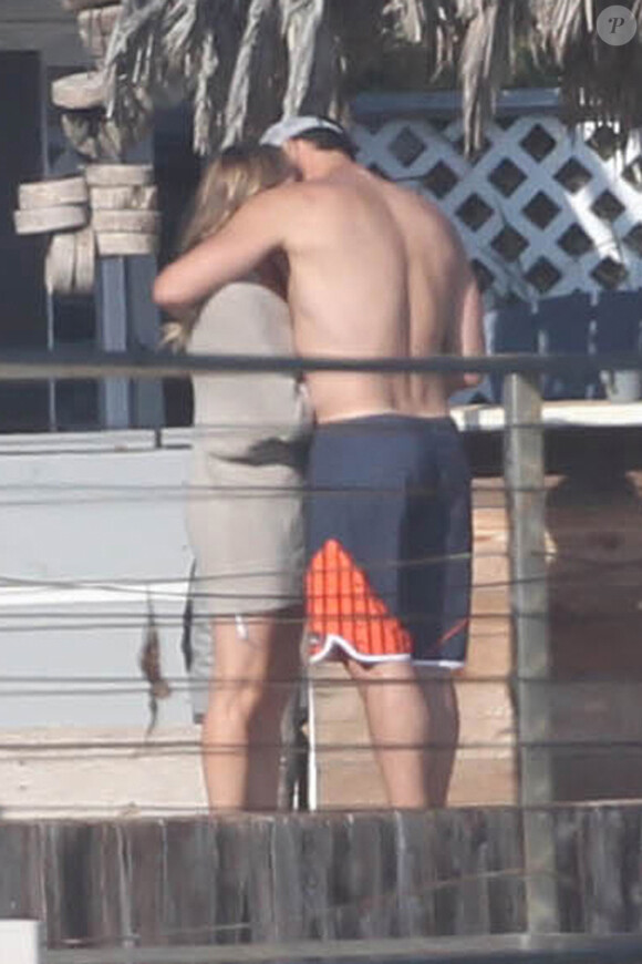 Exclusif - LeAnn Rimes et son mari Eddie Cibrian organisent un BBQ avec des amis sur une plage à Malibu, le 2 juin 2016