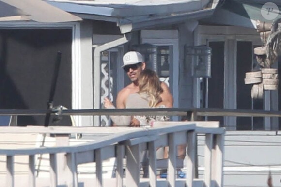 Exclusif - LeAnn Rimes et son mari Eddie Cibrian organisent un BBQ avec des amis sur une plage à Malibu, le 2 juin 2016