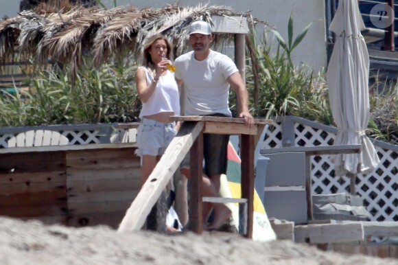 Exclusif - LeAnn Rimes et son mari Eddie Cibrian organisent un BBQ avec des amis sur une plage à Malibu, le 2 juin 2016