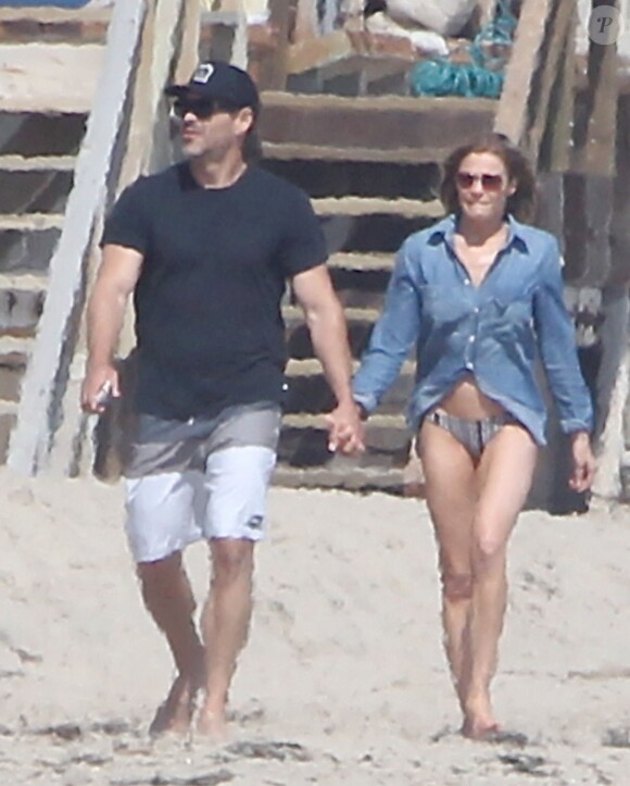 Exclusif - LeAnn Rimes se balade main dans la main avec son mari Eddie Cibrian sur une plage à Malibu, le29 mai 2016
