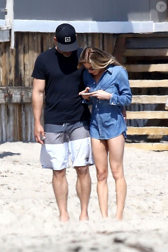 Exclusif - LeAnn Rimes se balade main dans la main avec son mari Eddie Cibrian sur une plage à Malibu, le29 mai 2016