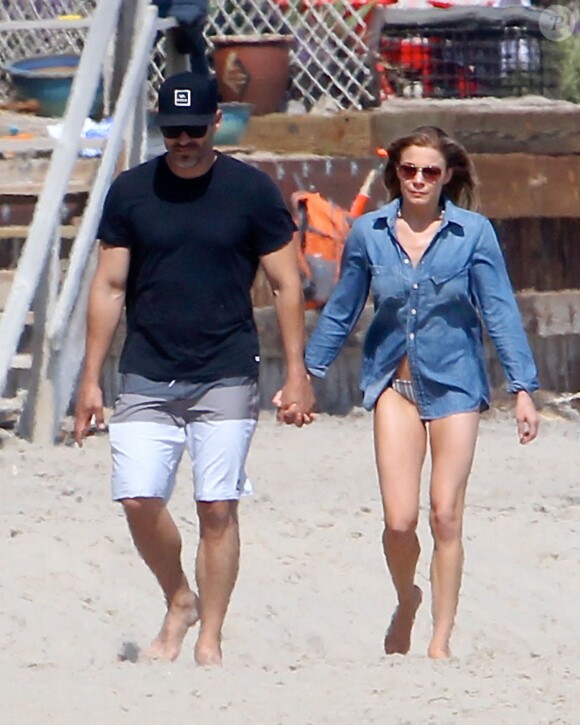 Exclusif - LeAnn Rimes se balade main dans la main avec son mari Eddie Cibrian sur une plage à Malibu, le29 mai 2016